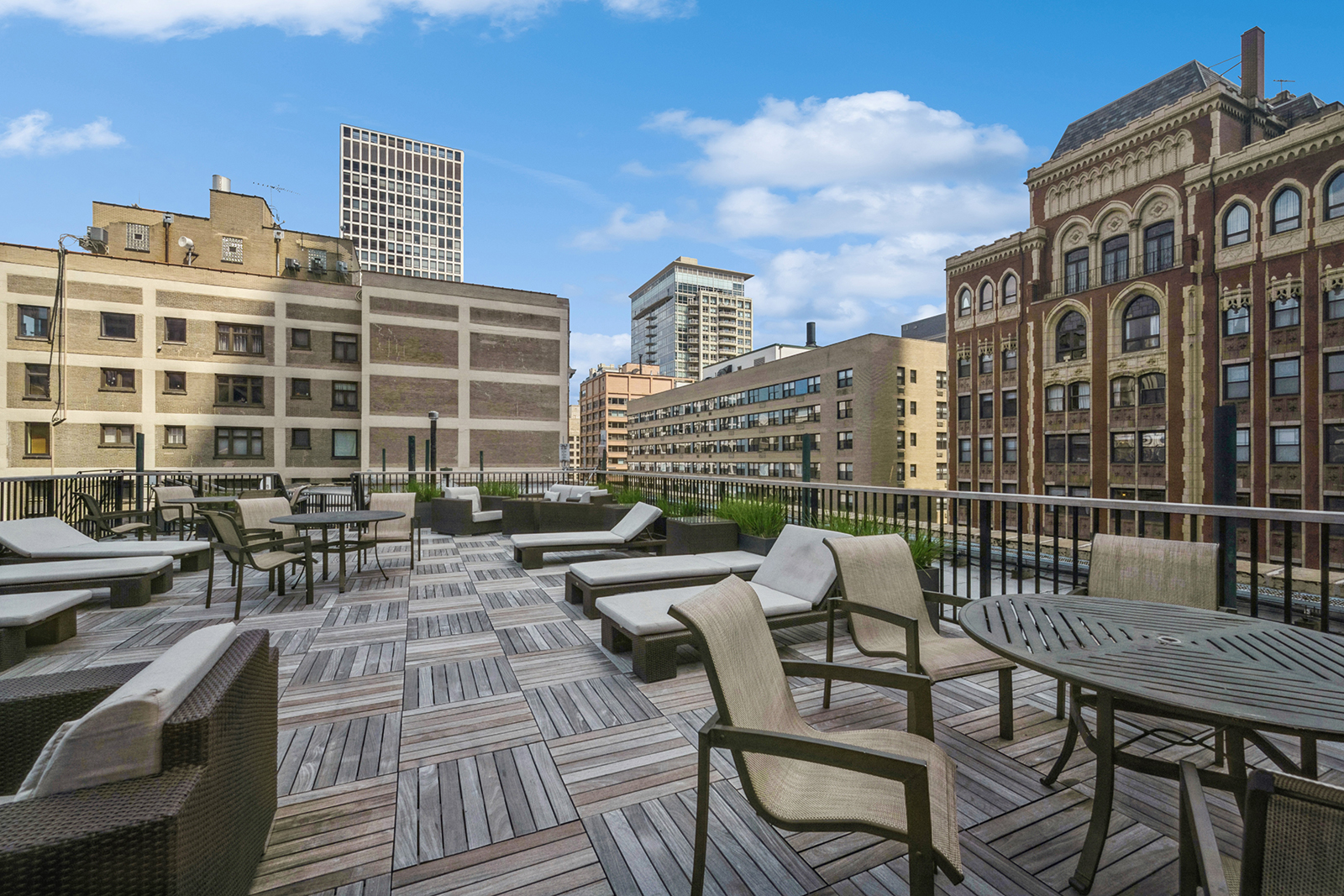 luxury chicago apartments rooftop deck